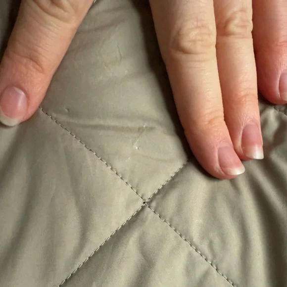 Diamond quilted light weight PATAGONIA jacket. Men’s size large tan and navy - Picture 8 of 10